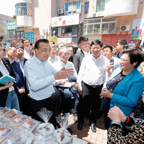 李克強(qiáng)稱贊地?cái)偨?jīng)濟(jì)、小店經(jīng)濟(jì)：是人間的煙火，是中國的生機(jī)